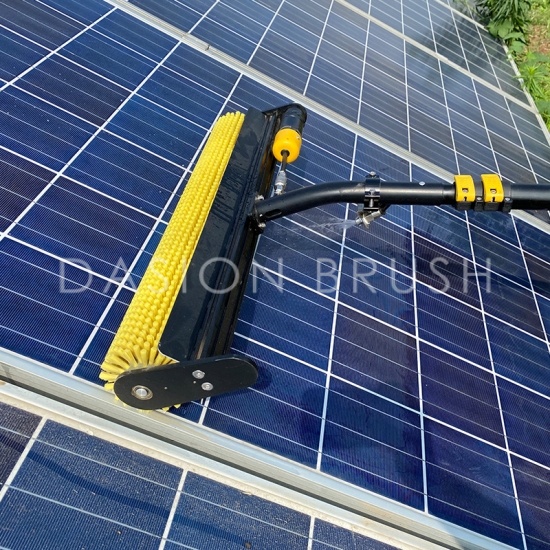 آلة تنظيف الألواح الشمسية الكهربائية فرشاة تنظيف الألواح الشمسية الدوارة 