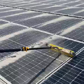 التنظيف الجاف للوحات الطاقة الشمسية في دبي
